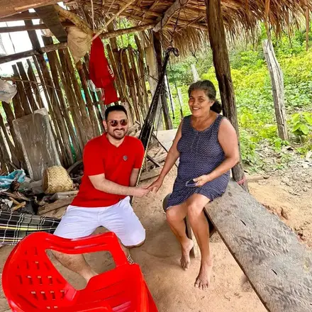 Dr. Thairo Souza conversando com uma moradora na varanda de casa