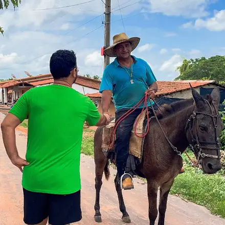 Dr. Thairo Souza cumprimentando um vaqueiro