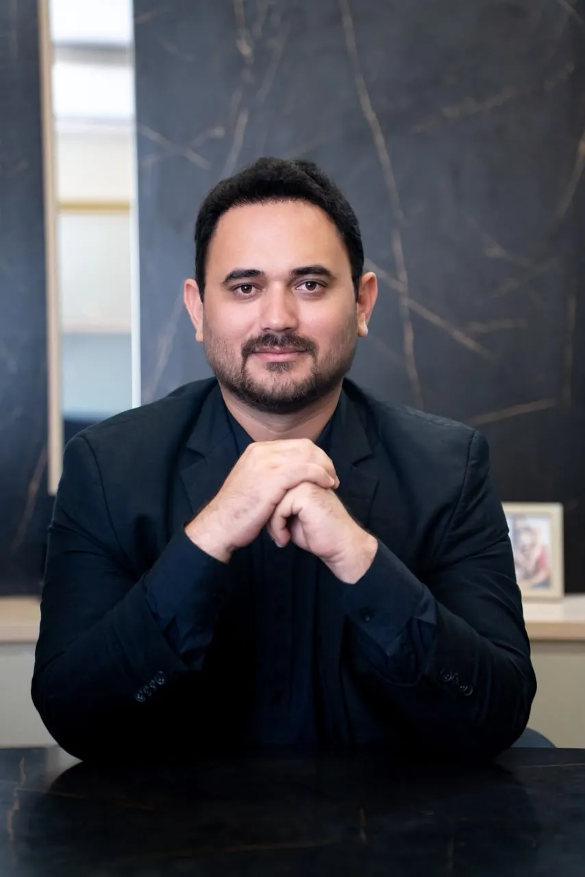 Dr. Thairo Souza à mesa do escritório